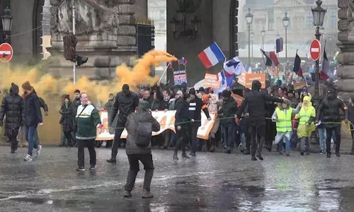 உக்ரைனுக்கு ஆயுதங்கள் வழங்குவதை கண்டித்து பிரான்சில் ஆயிரக்கணக்கான மக்கள் போராட்டம்