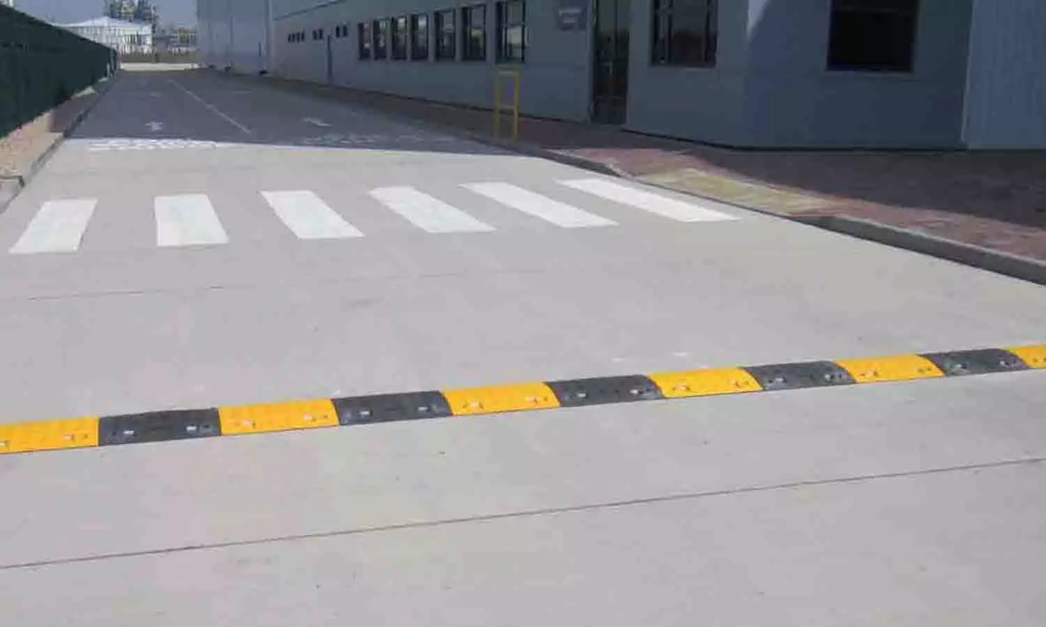 பல்லடம் பஸ் நிலையத்தில் வேகத்தடைகள் அமைக்க கோரிக்கை