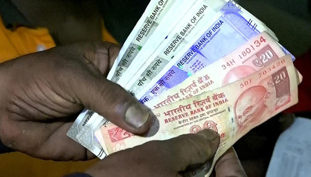 கோவில்பட்டியில் ஏ.டி.எம்.மில் ரூ.200-க்கு பதிலாக 20 ரூபாய் வந்ததால் பரபரப்பு