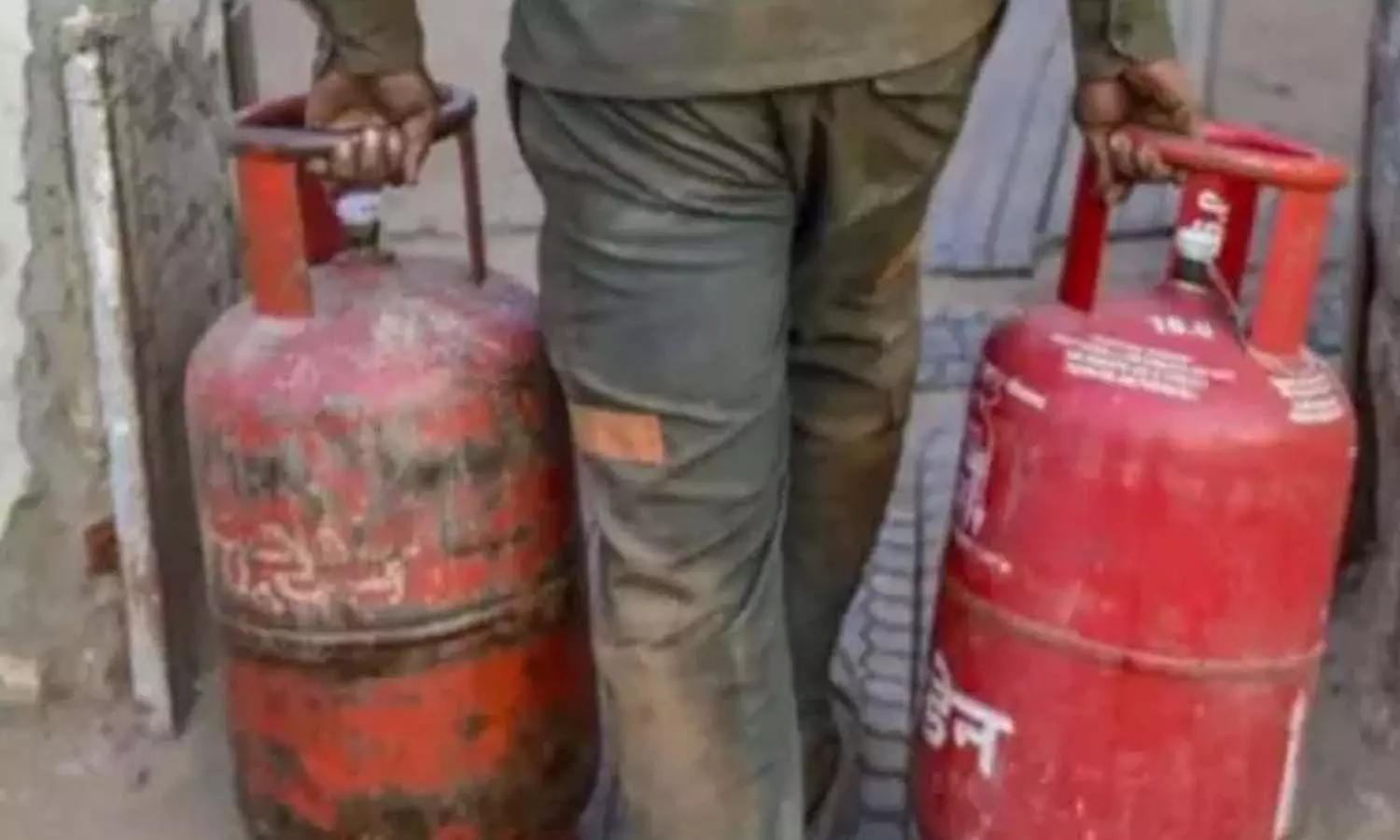 கையெழுத்து இயக்கம் நடத்த சிலிண்டர் டெலிவரிமேன்கள் முடிவு