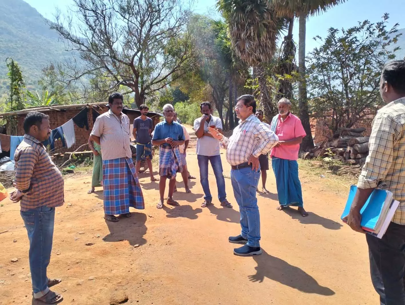 கல்வராயன் மலையடிவார பகுதிகளில் சட்டவிரோதமாக செம்மண் கடத்தல் கல்வராயன் மலையடிவார பகுதிகளில் சட்டவிரோதமாக செம்மண் கடத்தல்