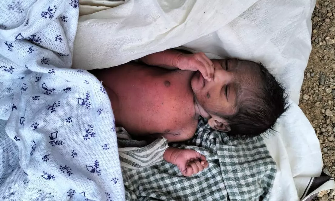 திருச்சி கல்லகத்தில் குப்பை தொட்டியில் கிடந்த குழந்தை மீட்பு திருச்சி கல்லகத்தில் குப்பை தொட்டியில் கிடந்த குழந்தை மீட்பு