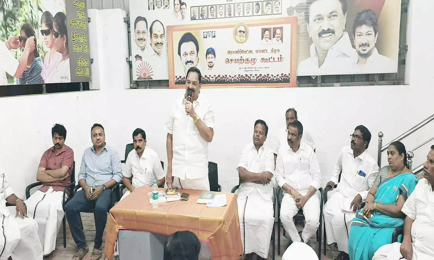 ராணிப்பேட்டை மாவட்ட தி.மு.க. செயற்குழு கூட்டம் ராணிப்பேட்டை மாவட்ட தி.மு.க. செயற்குழு கூட்டம்