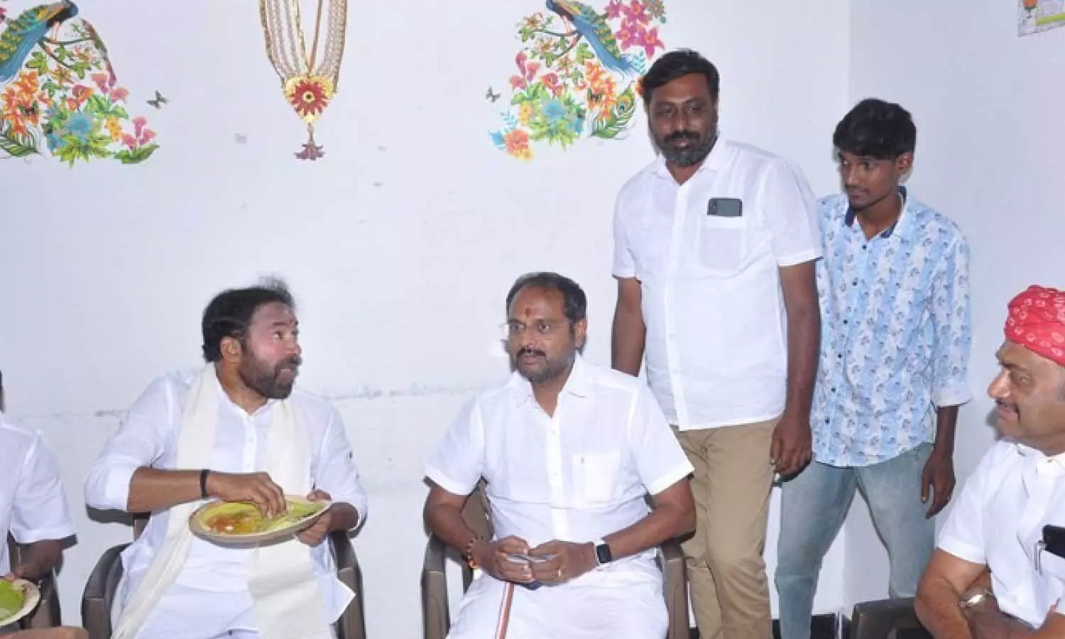 ஆதிதிராவிடர் வீட்டில் உணவு சாப்பிட்ட மத்திய அமைச்சர் ஆதிதிராவிடர் வீட்டில் உணவு சாப்பிட்ட மத்திய அமைச்சர்