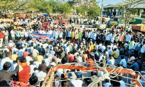 நாசிக் மார்க்கெட்டில் வெங்காயம் கிலோ ரூ.2-க்கு ஏலம்: விவசாயிகள் போராட்டம்