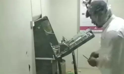 வீடியோ எடுப்பது தெரியாமல் ஏ.டி.எம். எந்திரத்தை உடைத்து கொள்ளையடிக்க முயன்ற வாலிபர் கைது