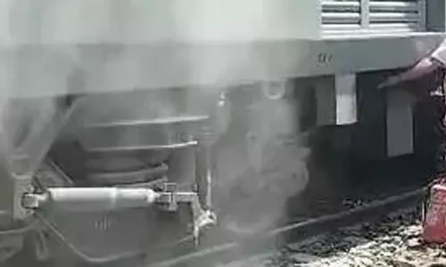 அகமதாபாத்தில் இருந்து வந்த சென்னை ரெயிலில் திடீர் புகை- பயணிகள் அலறி அடித்து ஓட்டம்