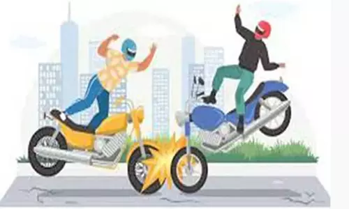 மோட்டார் சைக்கிள்கள் மோதல்; வங்கி மேலாளர் பலி