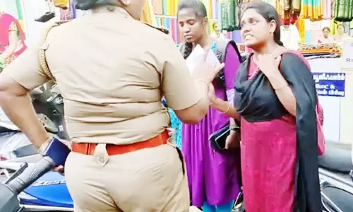 பிரதமருக்கு எதிராக துண்டு பிரசுரம் வினியோகித்த பெண்கள்; பா.ஜனதாவினர் திரண்டதால் பரபரப்பு