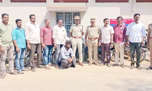 பல்வேறு இடங்களில் மோட்டார் சைக்கிள் திருட்டு; வாலிபர் கைது