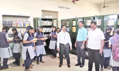 அரசு கல்லூரியின் செயல்பாடுகளை பார்வையிட்ட மாணவர்கள்