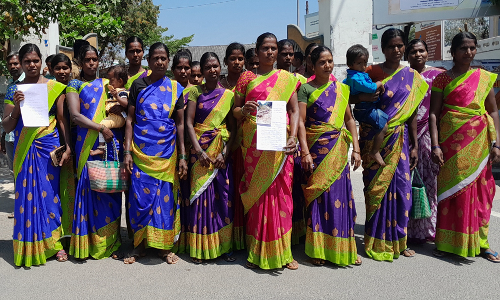 கருவேலம்பாடியில்  தார்சாலை அமைக்க வலியுறுத்தி  சுய உதவிக்குழுவினர் கோரிக்கை : கள்ளக்குறிச்சி கலெக்டரிடம் மனு