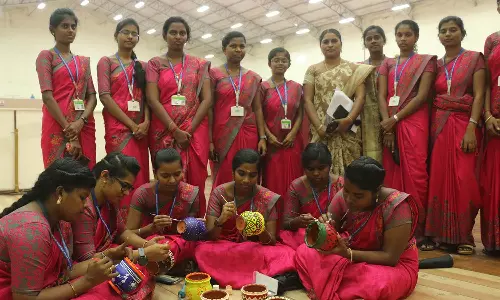 புத்தக திருவிழாவின் 4-ம் நாளான இன்று  மாணவ-மாணவிகளுக்கு மண்பானையில் ஓவியம் வரையும் பயிற்சி