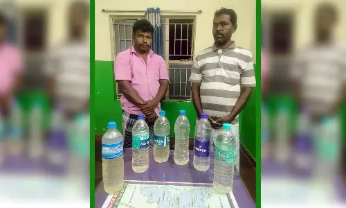 நாங்குநேரியில் மோட்டார் சைக்கிளில் கள்ளச்சாராயம்கடத்தி வந்த 2 பேர் கைது - ஒருவருக்கு வலைவீச்சு