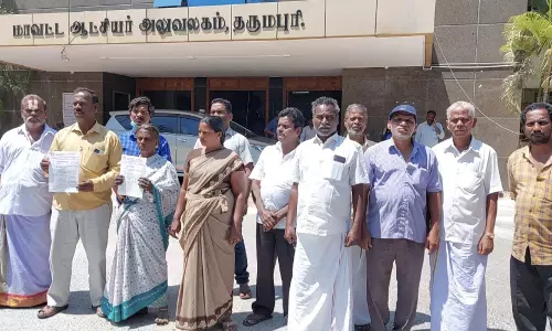 தள்ளுவண்டி வியாபாரிகளிடம் லஞ்சம்: கலெக்டரிடம் புகார் மனு