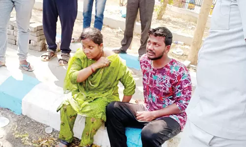 சேலம் கலெக்டர் அலுவலகத்தில்குடும்பத்துடன் வாலிபர் தீக்குளிக்க முயற்சி