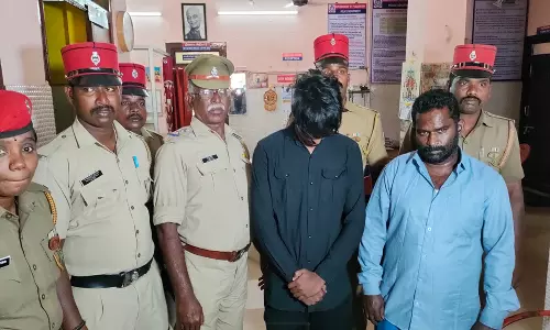 காரைக்கால் அருகே  கஞ்சா விற்ற 2 பேர் கைது