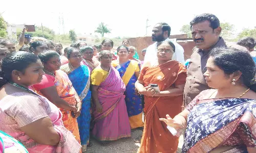 ரெயில்வே சுரங்கப்பாதை வரைபடத்தில் உள்ளது போல் இல்லை என்று கூறி பொதுமக்கள் மறியல்