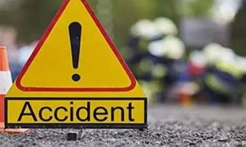 கல்லூரி மாணவர் கால் டயரில் சிக்கி காயம்