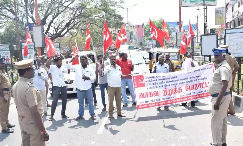 வேலூரில் ஆட்டோக்களை நடுரோட்டில் நிறுத்தி போராட்டம்