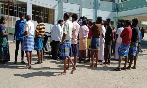 தாரமங்கலம் அருகே  அரசு பள்ளி மாணவர்கள் மோதல்