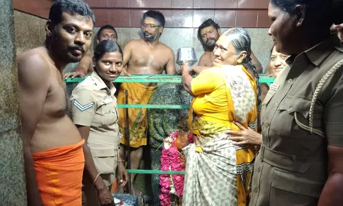 செல்லியாண்டியம்மன்-மாரியம்மனுக்கு நேரடியாக புனித நீர் ஊற்றிய பக்தர்கள்