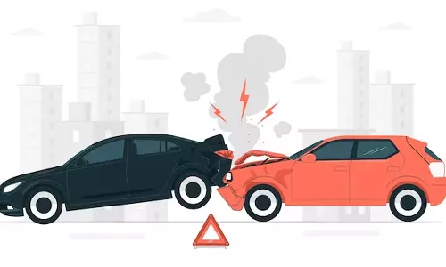 பொங்கலூர் வாகன விபத்தில் 3 கார்கள் சேதம்