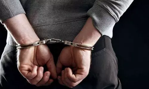 அரிவாளுடன் கடைக்குள் புகுந்து மதுபாட்டில்கள் கேட்டு டாஸ் மாக் ஊழியர்களை மிரட்டிய வாலிபர் கைது