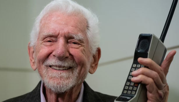 Ilmuwan yang menemukan ponsel 50 tahun kemudian merasa khawatir