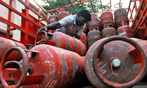 வீட்டு உபயோக சிலிண்டர் விலை ரூ.50 உயர்வு - இல்லத்தரசிகள் அதிர்ச்சி