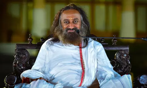 கொரோனா வைரஸ் இயற்கை அல்ல, சில நாடுகள் செய்த சதி: ஸ்ரீ ஸ்ரீ ரவிசங்கர் குற்றச்சாட்டு