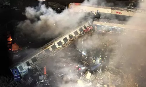 கிரீஸ் நாட்டில் ரெயில்கள் நேருக்கு நேர் மோதி பயங்கர விபத்து: 29 பேர் பலி- 85 பேர் படுகாயம்