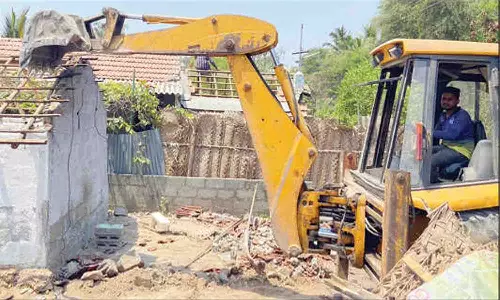 திருமுருகன்பூண்டி நகராட்சியில் நீர்நிலை ஆக்கிரமிப்பு வீடுகள் இடித்து அகற்றம்