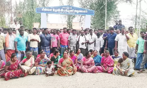 மீன்பிடி குத்தகையை தனியாருக்கு விடும் அரசின் முடிவை கண்டித்து வைகை அணையில் மீனவர்கள் போராட்டம்