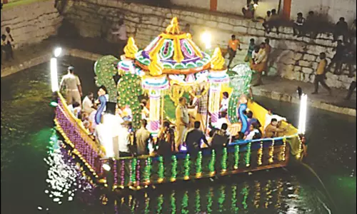 மேல்மலையனூர் அங்காளபரமேஸ்வரி அம்மன் கோவிலில் தெப்ப உற்சவம்