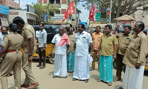 ஆலங்குடியில் ஆட்டோ சங்கத்தினர் மறியல்