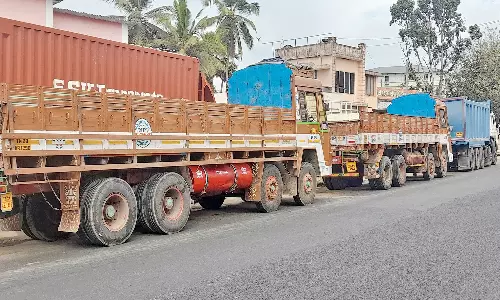 களியக்காவிளை, மார்த்தாண்டம் பகுதிகளில் கேரளாவுக்கு அதிக பாரம் ஏற்றிச் சென்ற 11 வாகனங்கள் பறிமுதல் - போலீசார் அதிரடி நடவடிக்கை
