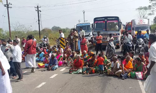 திருவள்ளூர் அருகே 200 அடி சாலைப்பணி: விவசாய நிலத்துக்கு செல்ல வழிகேட்டு பெண்கள் திடீர் மறியல்