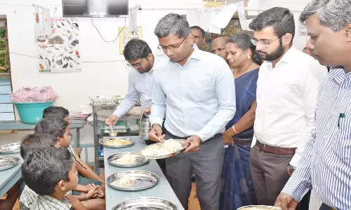குமரியில் 2-ம் கட்டமாக 23 பள்ளிகளில் காலை உணவு திட்டம் தொடக்கம் - கலெக்டர் ஸ்ரீதர் மாணவ-மாணவிகளுடன் அமர்ந்து சாப்பிட்டார்
