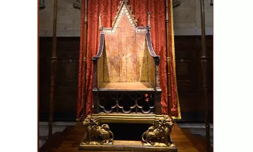 சார்லஸ் முடி சூட்டு விழாவுக்கு தயாராகும் சிம்மாசனம்