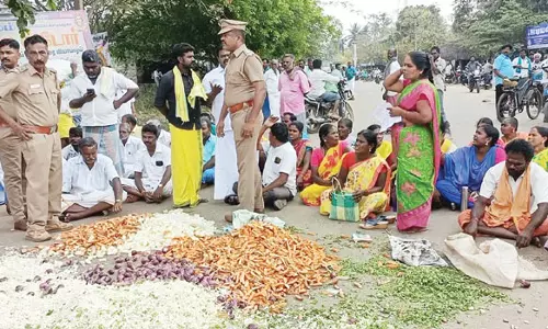 ஆலங்குடி அருகே கோவிலுக்கு பால்குடம் எடுப்பதில் இருதரப்பினர் மோதல்: காய்கறிகளை சாலையில் கொட்டி திடீர் மறியல்