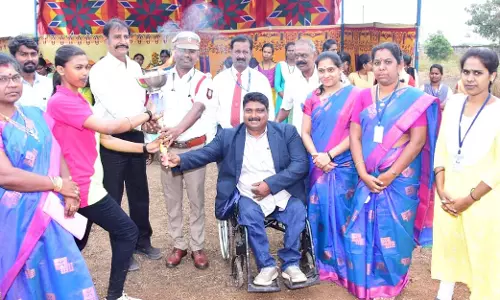 விளையாட்டு போட்டியில் வெற்றி பெற்ற மாணவிகளுக்கு பரிசு