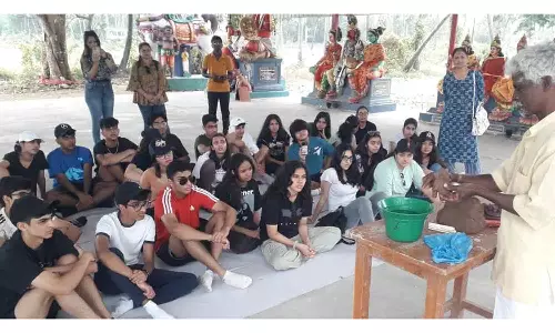 மும்பை பள்ளி மாணவர்களுக்கு களிமண் பொம்மை செய்ய பயிற்சி