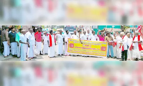 முத்துப்பேட்டையில், 15 நிமிடம் வாகனங்கள் நிறுத்தும் போராட்டம்