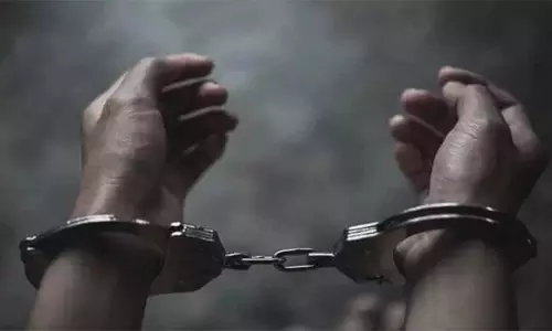 பெண்ணுக்கு அடி-உதை;  முதியவர் கைது