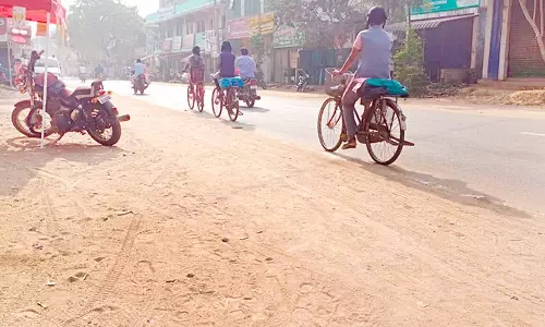 சாலையில் குவிந்துள்ள மணலை அப்புறப்படுத்த வேண்டும்