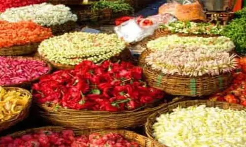 பரமத்தி வேலூர் பகுதிகளில் வரத்து அதிகரிப்பால் பூக்களின் விலை வீழ்ச்சி