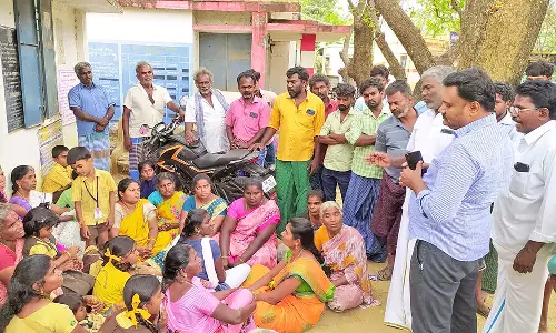 பாவூர்சத்திரம் அருகே  கிராம நிர்வாக அலுவலகத்தை முற்றுகையிட்ட பொதுமக்கள்
