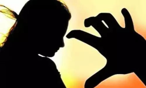 கோவையில் இளம்பெண்ணுக்கு ஆபாச மெசேஜ் அனுப்பிய காசாளர்