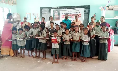 கல்வி உபகரணங்கள் வழங்கும் விழா